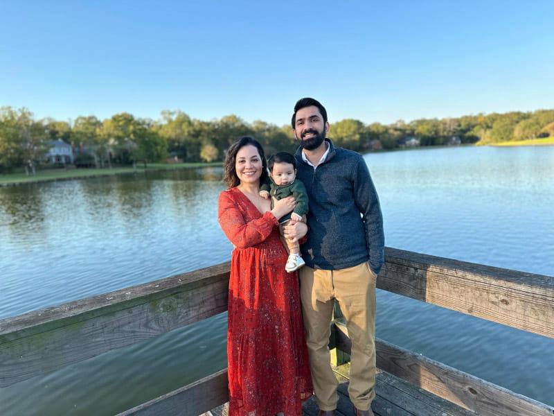 Dr. Zerelda Esquer Garrigos (right); her husband, Dr. Prakhar Vijayvargiya; and their son, Rohan. Esquer Garrigos和Vijayvargiya共同指导位于杰克逊的密西西比大学医学中心医学院的移植传染病项目. (图片由博士提供. 泽尔达·加里戈斯)